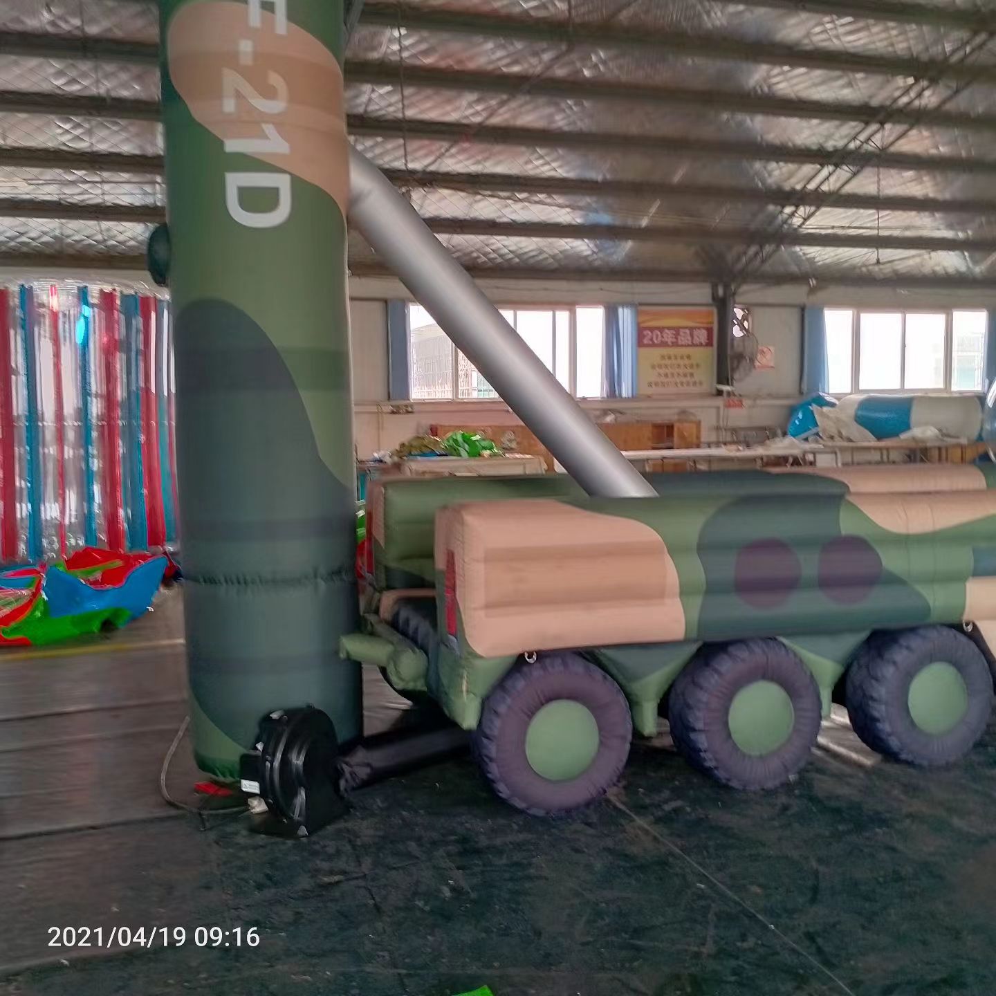 宿城军事演习中的充气目标车辆：模拟发射车雷达车坦克飞机